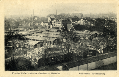 601652 Gezicht op een gedeelte van het terrein van de 4e Nederlandsche Jaarbeurs op het Vredenburg te Utrecht; op de ...